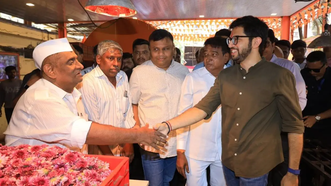 Aaditya Thackeray, during his visit to Dadar market, also visited the statue of late Meenatai Thackeray