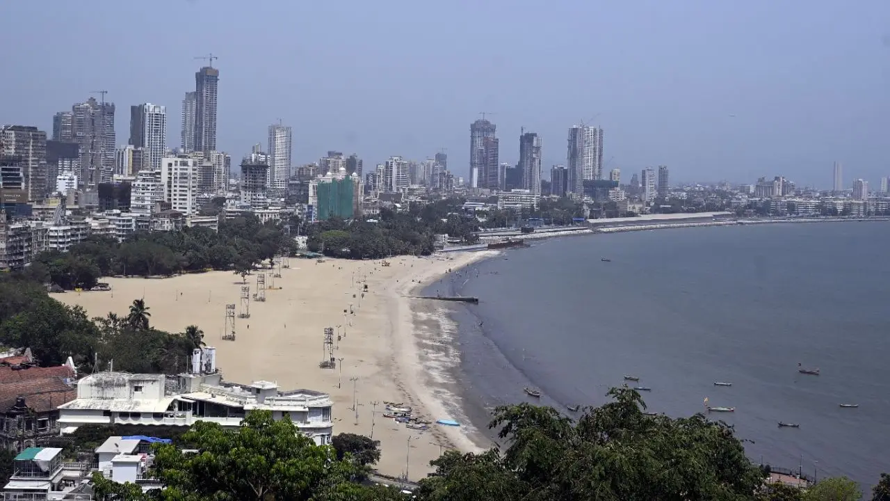 Parts of the city recorded high temperatures, along with even higher humidity. On Sunday, parts of the western suburbs recorded temperatures as high as 39.2 degrees Celsius. While they were around Colaba and Marine Drive, it was empty due to the extreme weather