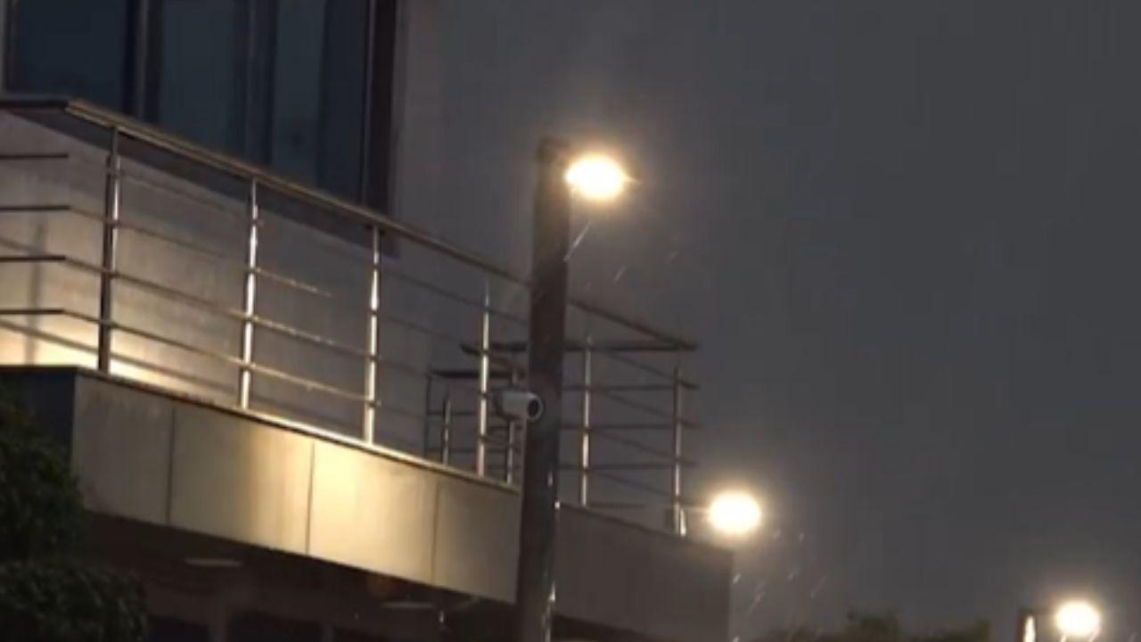 The India Meteorological Department (IMD) earlier today issued an 'orange' alert for Delhi, predicting "moderate to severe thunderstorms accompanied by lightning and isolated hailstorms" likely at many places across the city The India Meteorological Department (IMD) earlier today issued an 'orange' alert for Delhi, predicting "moderate to severe thunderstorms accompanied by lightning and isolated hailstorms" likely at many places across the city