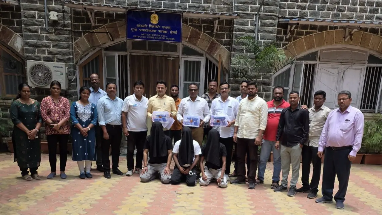 Police said the accused were caught red-handed while allegedly attempting to sell the illegal weapons. Pic via Mumbai Crime Branch