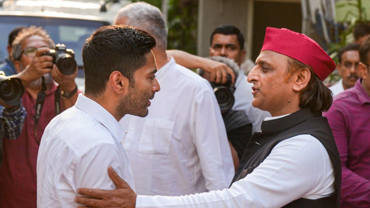 Upon arrival, Akhilesh Yadav was received by TMC national general secretary Abhishek Banerjee