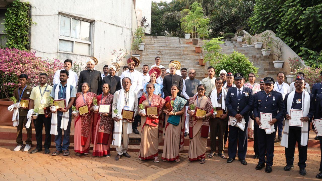 Mayor Sharmila Pimpalolkar and Commissioner Sourabh Rao felicitate ten sanitation workers and Fire department personnels, honouring their dedicated service on the occasion of International Workers&rsquo; Day