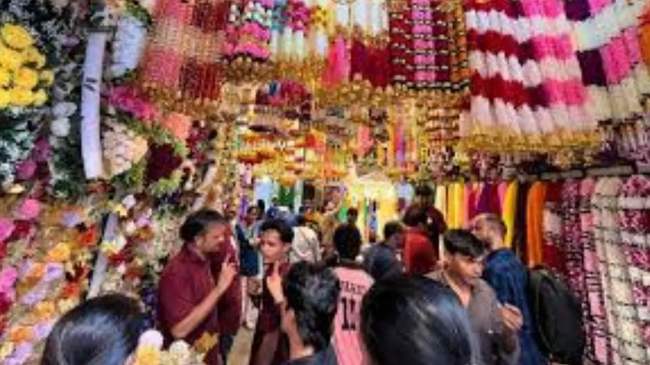 Aaditya Thackeray, while talking to the shopkeepers, promised various facilities such as public washrooms, proper drinking water and various other facilities. "During the tenure of the Maha Vikas Aghadi government, a comprehensive plan was devised to beautify both the front and rear premises of the flower market."