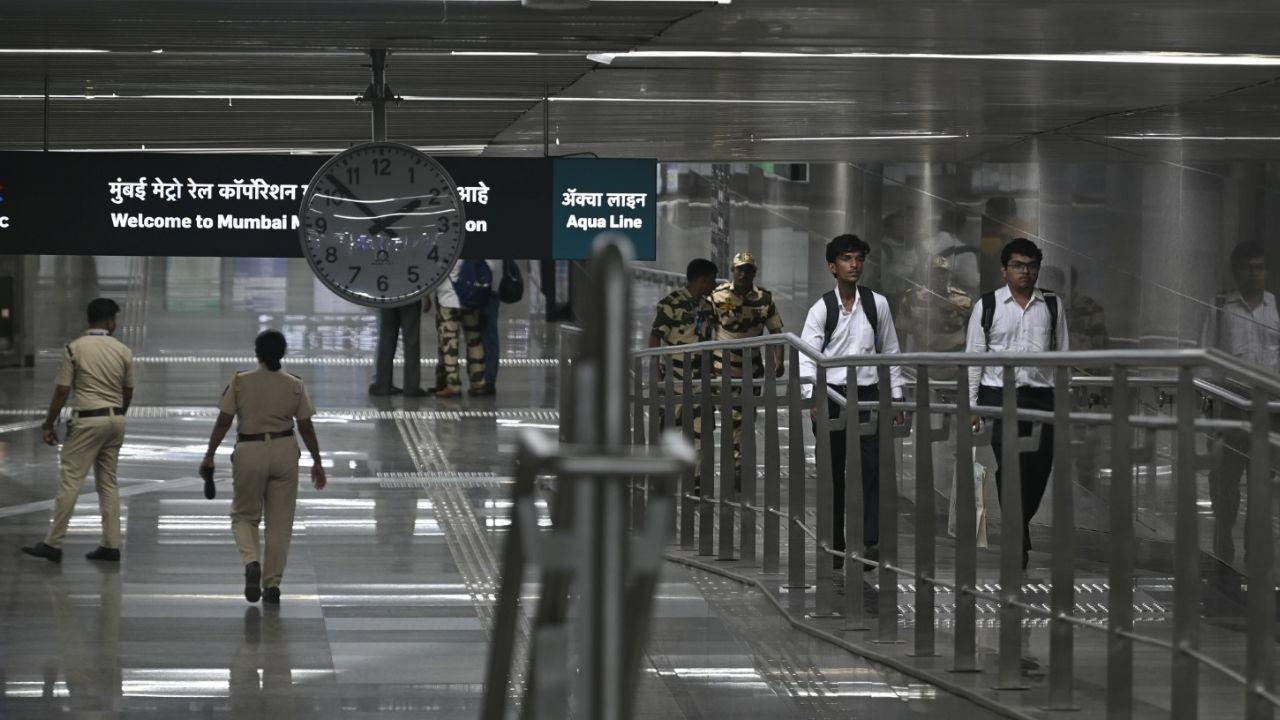 Commuters at the Chhatrapati Shivaji Maharaj Terminus looked for alternate options after services were suspended for more than 3 hours (Pic/Ashish Raje) Commuters at the Chhatrapati Shivaji Maharaj Terminus looked for alternate options after services were suspended for more than 3 hours (Pic/Ashish Raje)