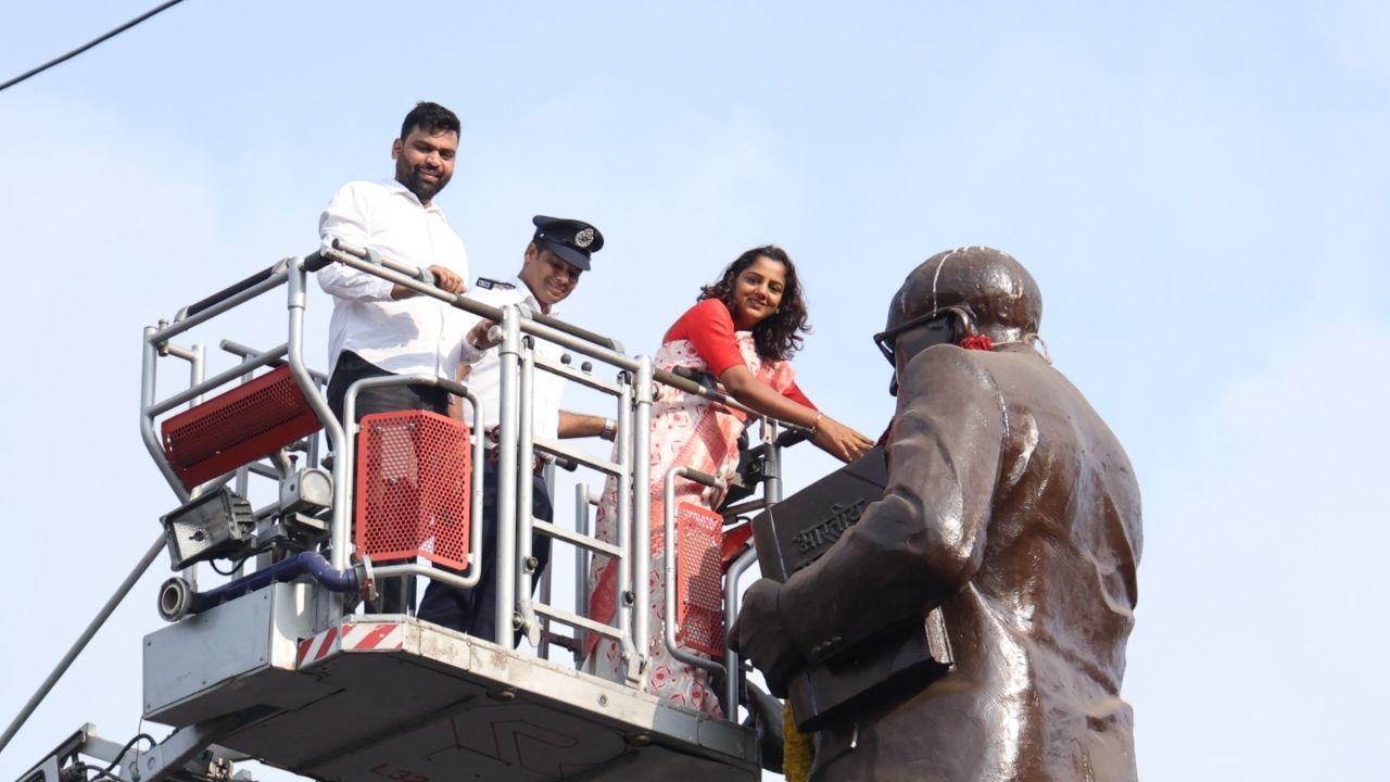Additional Commissioner Sandeep Malvi paying floral tribute to Bharat Ratna Dr. Babasaheb Ambedkar at Court Naka
