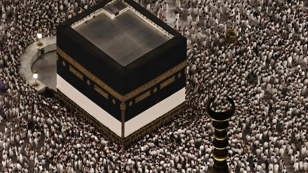 Faithful believers perform evening prayers around the Kaaba as the spiritual atmosphere intensifies in Mecca Faithful believers perform evening prayers around the Kaaba as the spiritual atmosphere intensifies in Mecca