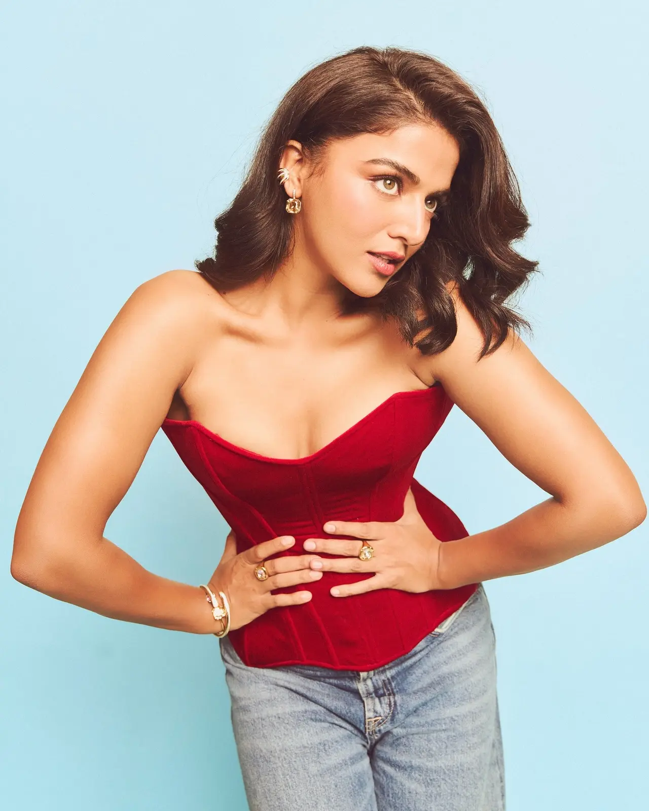 She kept her styling simple with soft, voluminous waves and a natural makeup look, perfectly balancing glamour with everyday comfort.