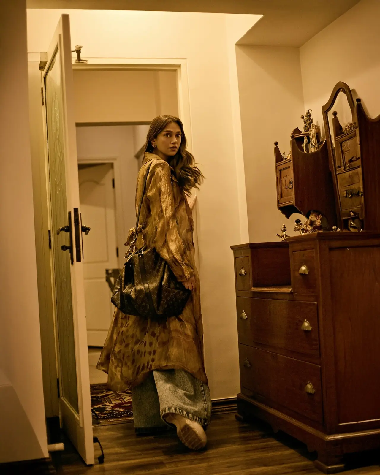 Keeping her makeup minimal and hair soft and wavy, Aditi perfectly balanced comfort with understated glamour for an off-duty fashion moment before her red carpet appearance. Keeping her makeup minimal and hair soft and wavy, Aditi perfectly balanced comfort with understated glamour for an off-duty fashion moment before her red carpet appearance.
