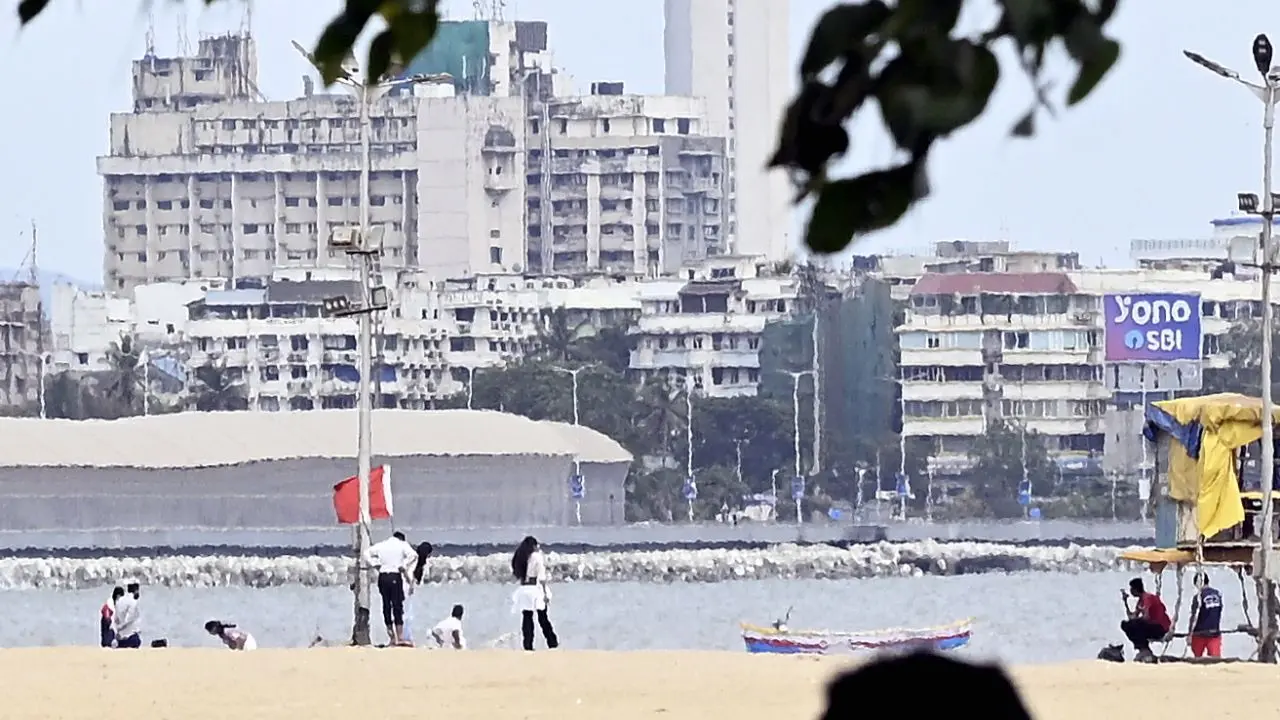 The popular seaside spot witnessed several visitors and locals trying to cope with the intense summer conditions, as rising temperatures made outdoor movement difficult during peak afternoon hours