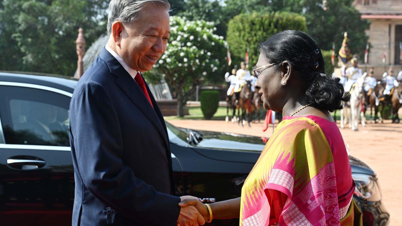India&rsquo;s President Droupadi Murmu greets Vietnam&rsquo;s President To Lam during the ceremonial reception on May 6, 2026.