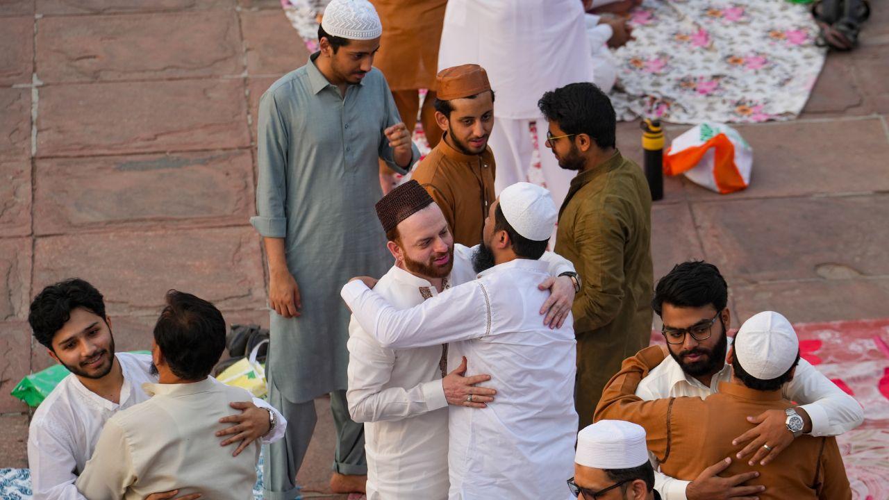  The rest of the days are spent feasting, exchanging gifts and visiting loved ones to say "Eid Mubarak" The rest of the days are spent feasting, exchanging gifts and visiting loved ones to say "Eid Mubarak"
