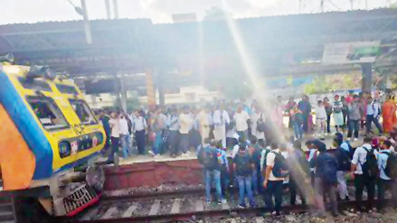 Commuters block the track at Virar station. PICS/BY SPECIAL ARRANGEMENT