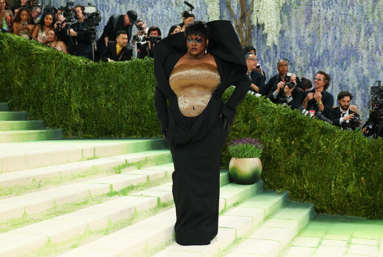 Yseult wore a striking look featuring a gold-sequined, sculpted bodice that followed the shape of the human body. The shimmering piece stood out beautifully against her structured black outerwear, creating a bold and elegant contrast.