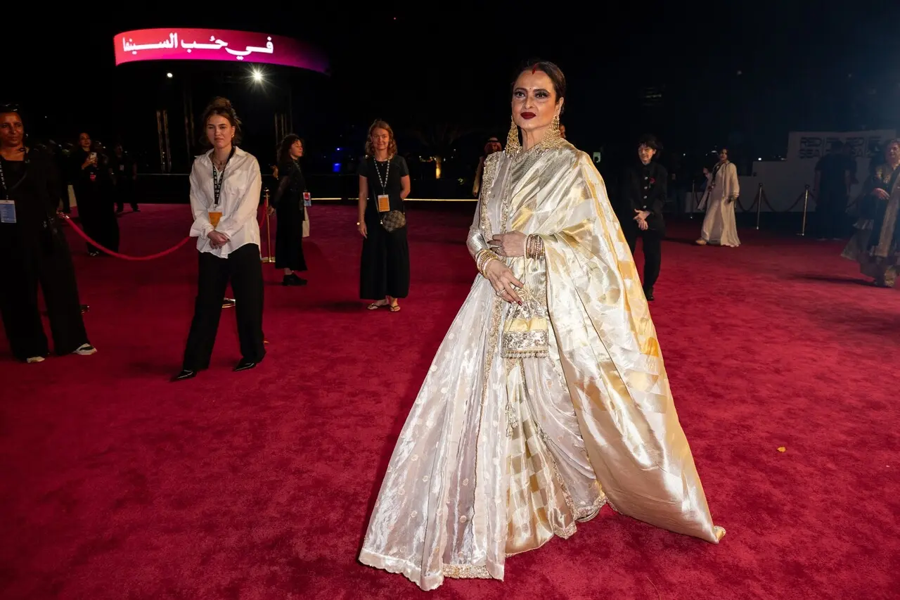 Rekha – Fitoor
Rekha was originally cast to play the character of Begum Hazrat in Fitoor and even shot some parts of the film. But reportedly unhappy with her look and character portrayal, Rekha chose to walk out. Tabu was then roped in as her replacement. Rekha – Fitoor
Rekha was originally cast to play the character of Begum Hazrat in Fitoor and even shot some parts of the film. But reportedly unhappy with her look and character portrayal, Rekha chose to walk out. Tabu was then roped in as her replacement.