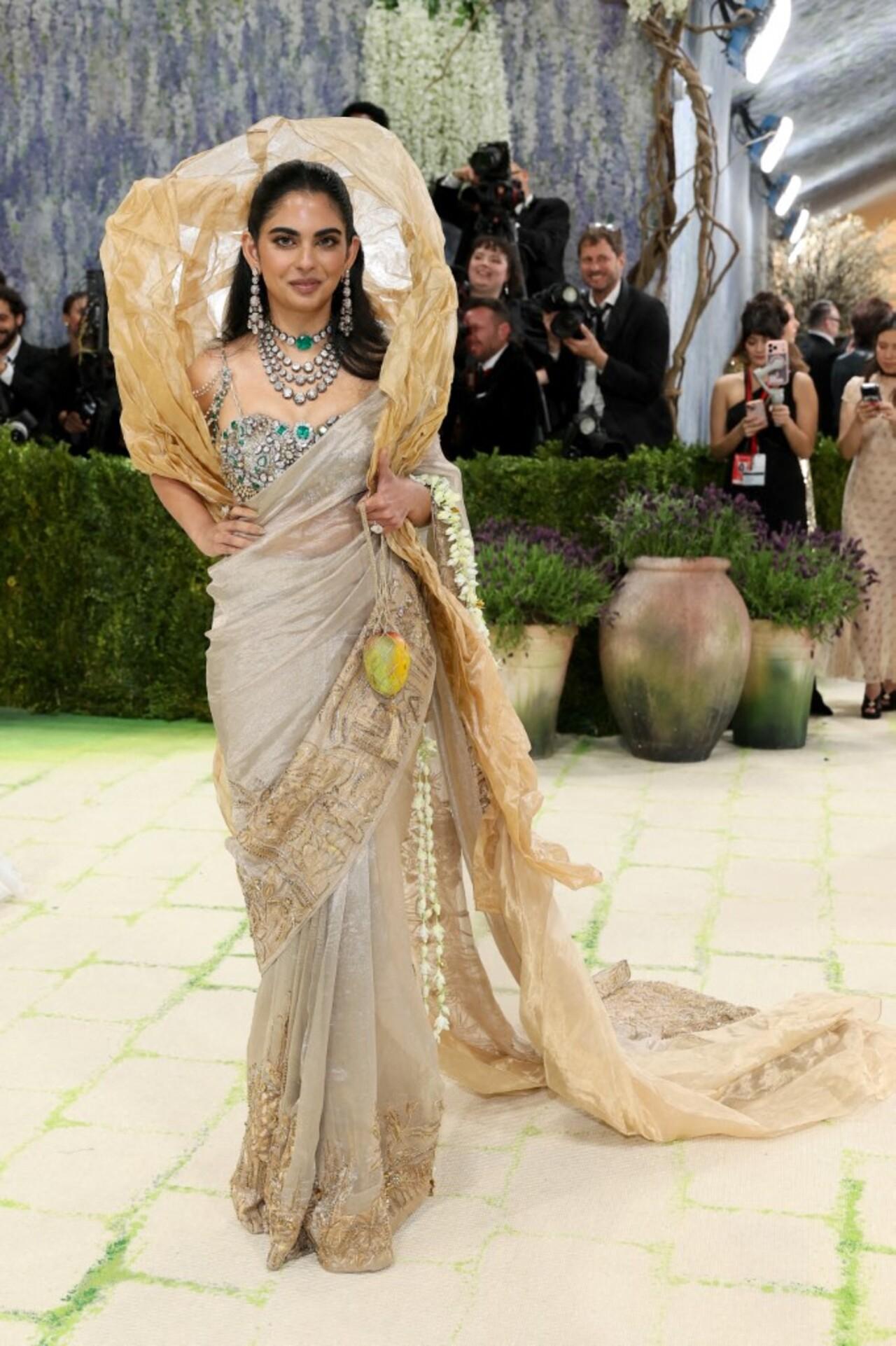 Isha Ambani
At the Met Gala, Isha Ambani's gold tissue dupatta was masterfully transformed into a dramatic, sculptural cape with elegant saree. Isha Ambani
At the Met Gala, Isha Ambani's gold tissue dupatta was masterfully transformed into a dramatic, sculptural cape with elegant saree.