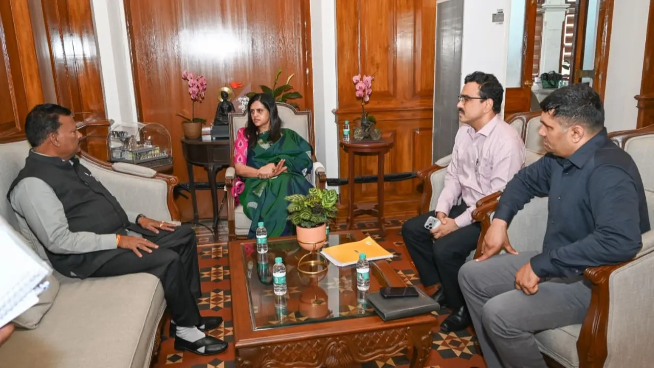 Implement welfare schemes meant for sanitation workers in Mumbai: Maharashtra Commission for Safai Karamcharis A high-level meeting was held at BMC HQ on Friday. Pic/BMC