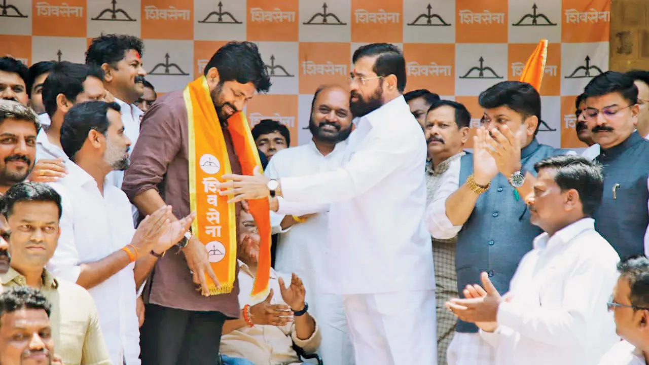 Shiv Sena leader Eknath Shinde welcomes Bachchu Kadu to the party