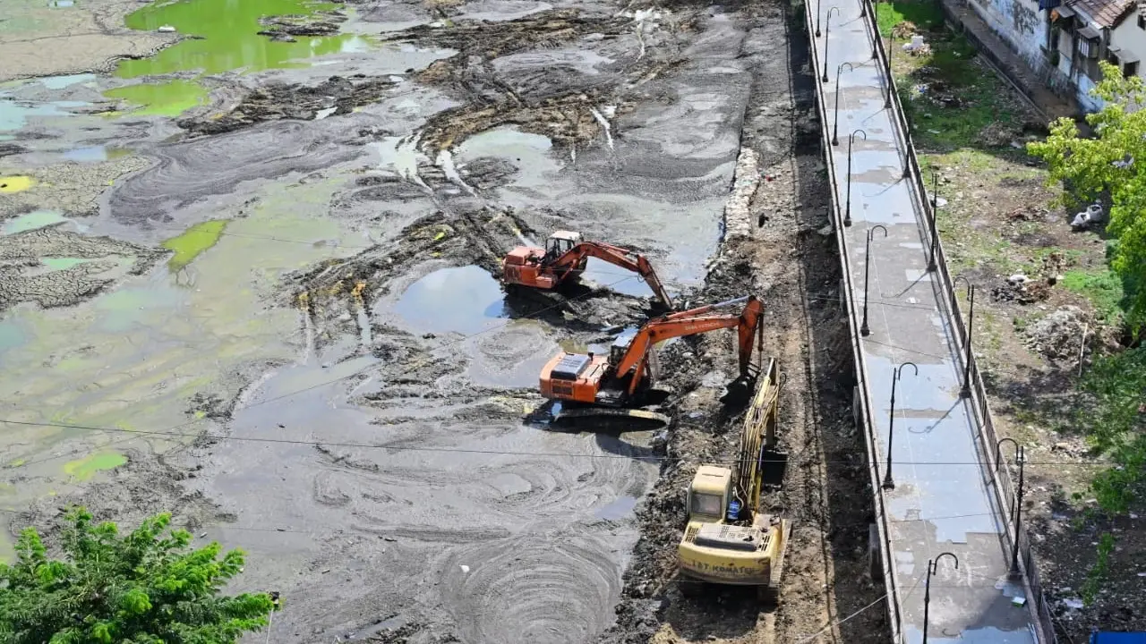 The civil work, including removal of fencing and structural restoration activities, is expected to be done as part of the project. Pics/Shadab Khan
