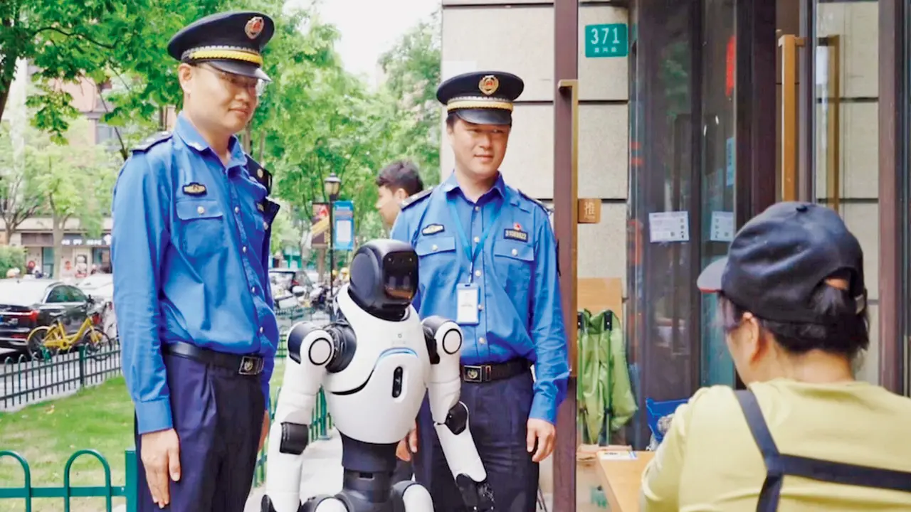 The robot explains policies along with patrol officers. PIC COURTESY/AgiBot