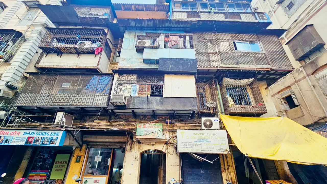 Eid celebrations dimmed as Mumbai's Dongri locals battle recurring power cuts Ellam Mansion in Dongri. PICS: BY SPECIAL ARRANGEMENT