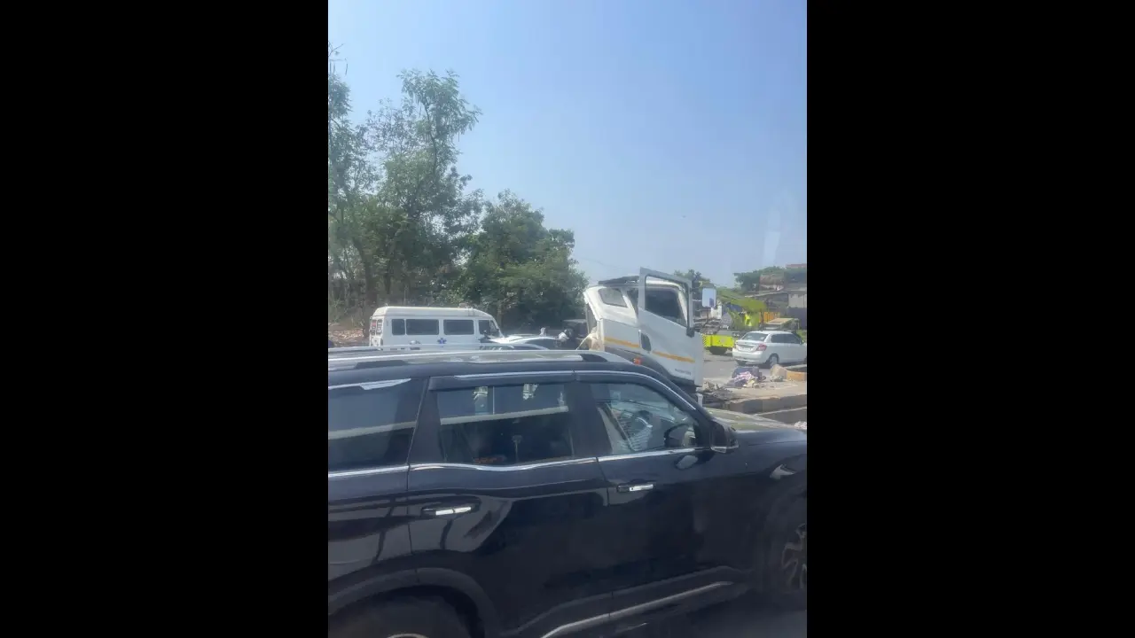 Traffic chaos on Eastern Express Highway after truck accident near Ghatkopar