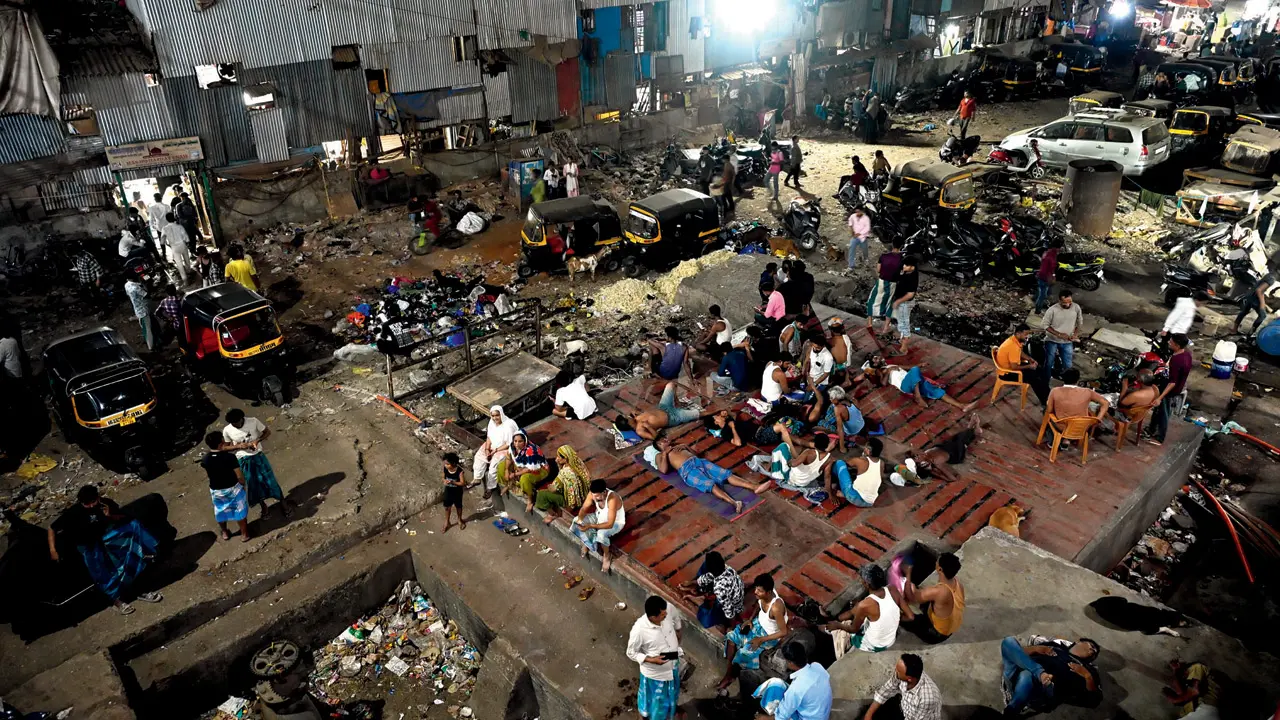 With their homes trapping the day’s heat, families spend Monday night outdoors in search of cooler air With their homes trapping the day’s heat, families spend Monday night outdoors in search of cooler air