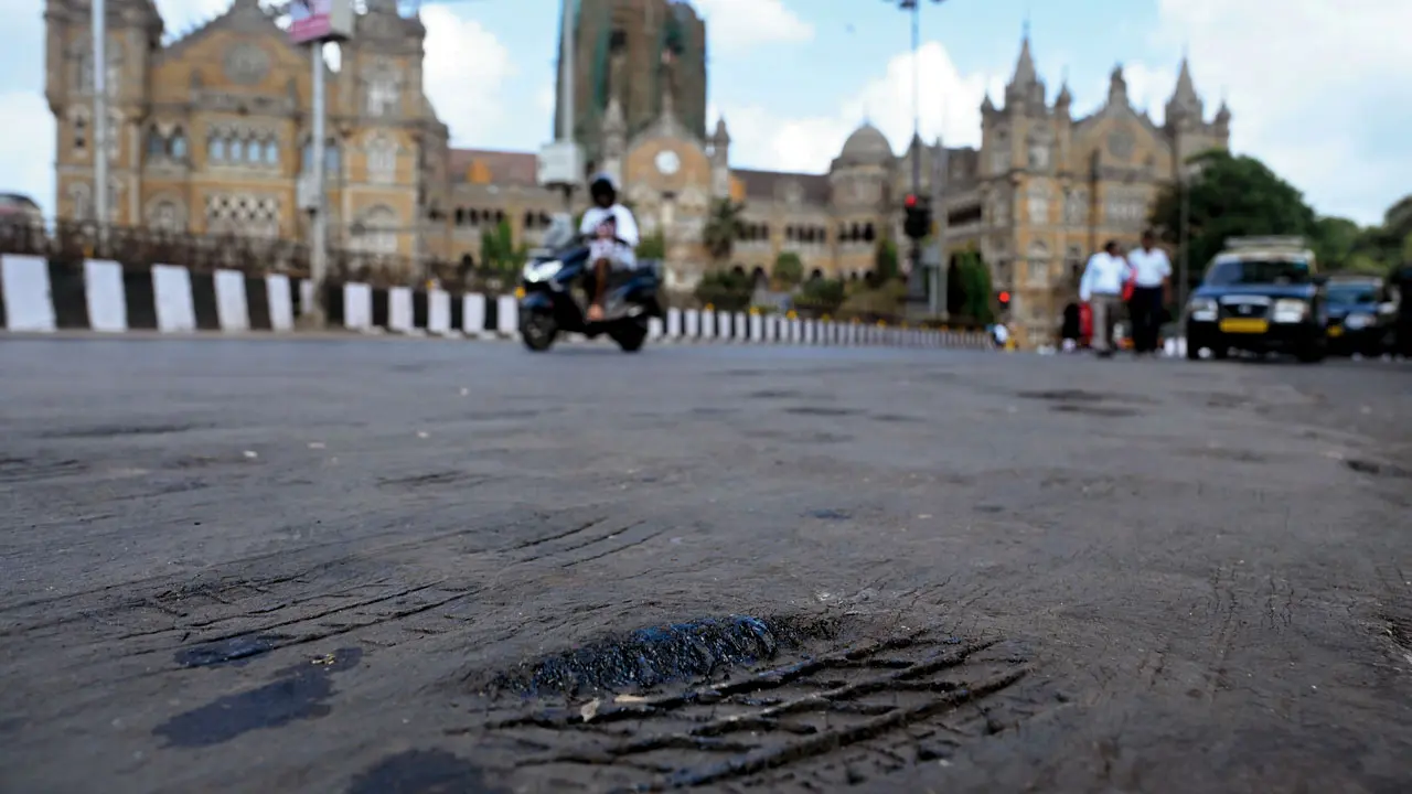 Mumbai could become hotter, wetter and more humid by 2040, warns study Extreme heat softens the road surface outside the BMC headquarters in Fort, leaving visible tyre impressions on the tar. Pic/Ashish Raje