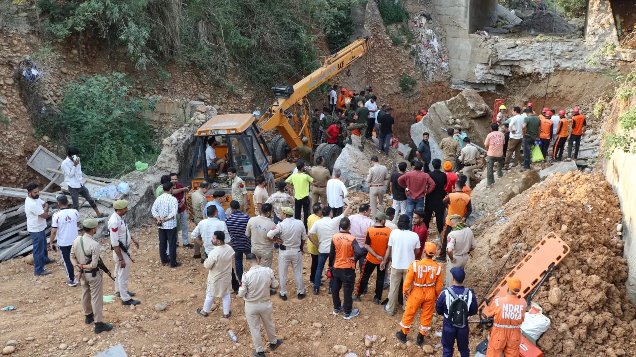 A section of the bridge suddenly gave way, burying workers engaged at the site under the rubble.