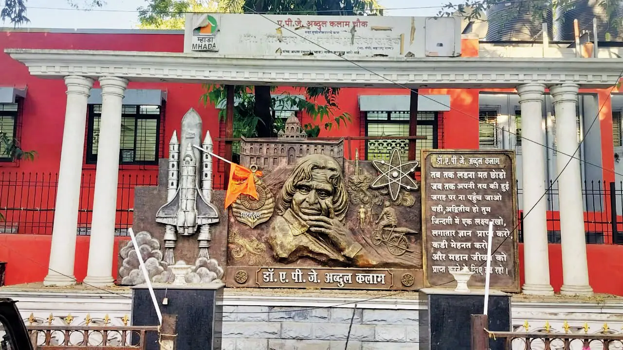 The statue at Dr APJ Abdul Kalam Chowk in Cheetah Camp is shrouded in dust and darkness. Pics/By Special Arrangement