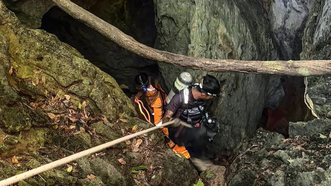 Rescue workers inside a cave in Xaisomboun province of Laos on Tuesday. PIC/AFP