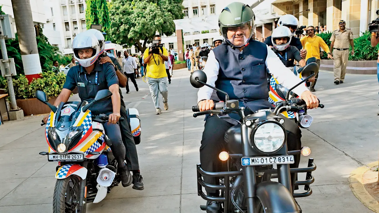 Chief Minister Devendra Fadnavis (right) rides a motorcycle from Varsha to Vidhan Bhavan and Mantralaya on Thursday as a symbolic gesture backing Prime Minister Narendra Modi’s austerity appeal. Pic/Sayyed Sameer Abedi