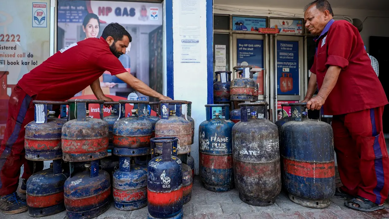 Government asks state-run fuel retailers to build LPG reserves for 30 days amid supply concerns File Photo