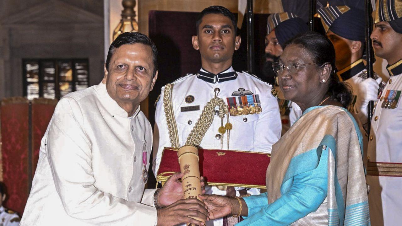 Murmu presents the Padma to Prof Shyam Sundar for his distinguished contributions at the investiture ceremony held in the national capital Murmu presents the Padma to Prof Shyam Sundar for his distinguished contributions at the investiture ceremony held in the national capital