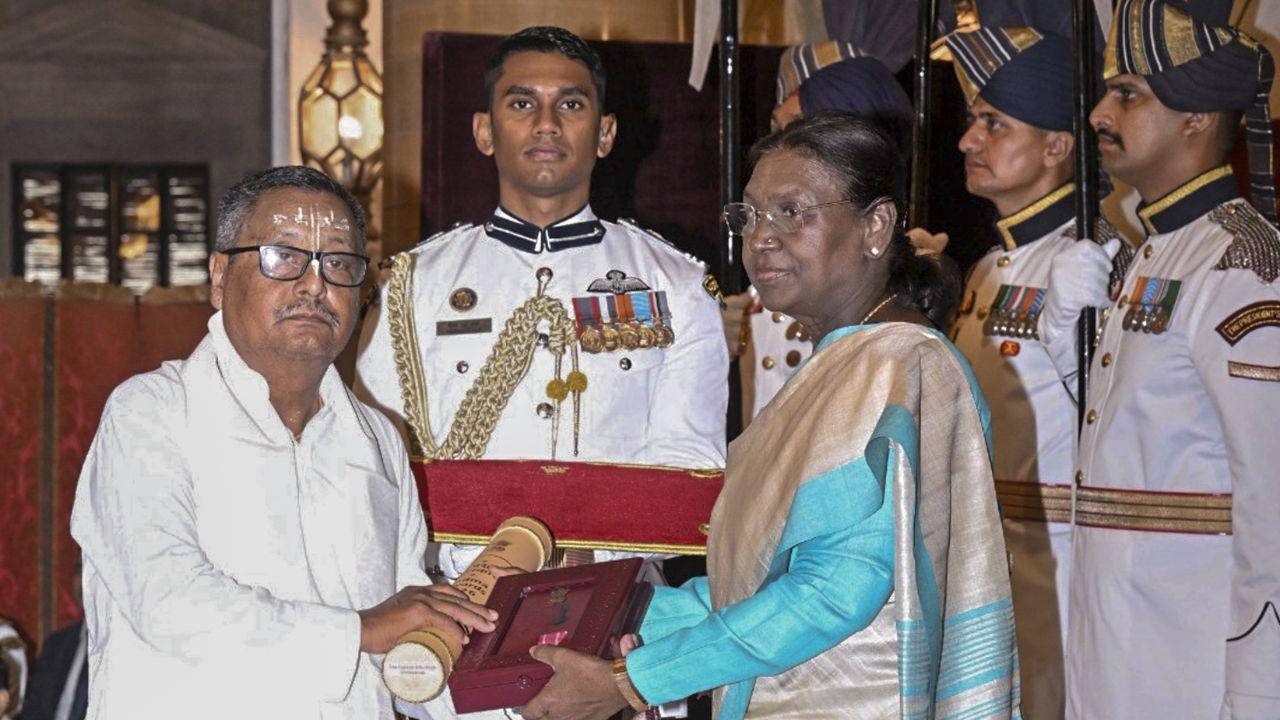 President Murmu confers Padma Shri (posthumous) on Nata Sankirtana exponent Yumnam Jatra Singh; the award was received by his son Yumnam Bishambor Singh at Rashtrapati Bhavan President Murmu confers Padma Shri (posthumous) on Nata Sankirtana exponent Yumnam Jatra Singh; the award was received by his son Yumnam Bishambor Singh at Rashtrapati Bhavan