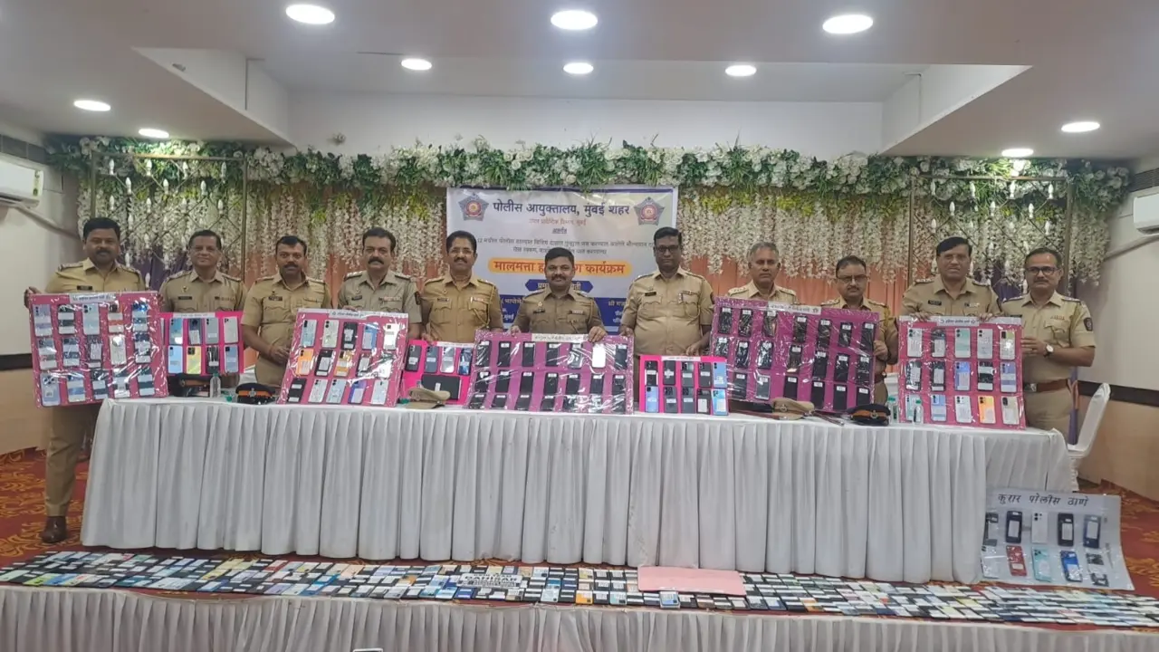 Police officials handed over the recovered phones to their rightful owners on Saturday. PIC/MUMBAI POLICE