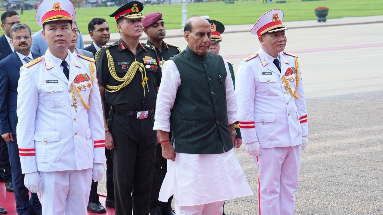 The defence minister was received by the Commander of the 969th Regiment before the wreath-laying ceremony at the mausoleum complex. The defence minister was received by the Commander of the 969th Regiment before the wreath-laying ceremony at the mausoleum complex.
