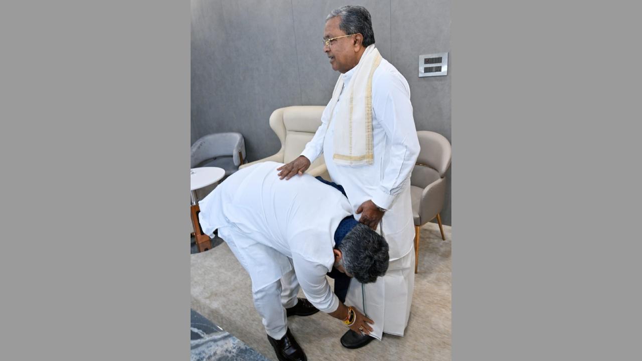 It is being speculated that Siddaramaiah will announce his stepping down from the CM post to make way for Shivakumar, possibly at the breakfast meeting. It is being speculated that Siddaramaiah will announce his stepping down from the CM post to make way for Shivakumar, possibly at the breakfast meeting.