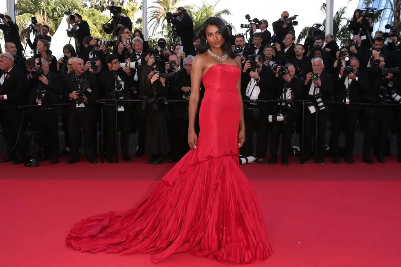 Simone accessorised with dazzling pieces from Chaumet, including a diamond necklace, coordinating earrings, and statement cocktail rings. Sleek stilettos subtly completed the look without distracting from the gown