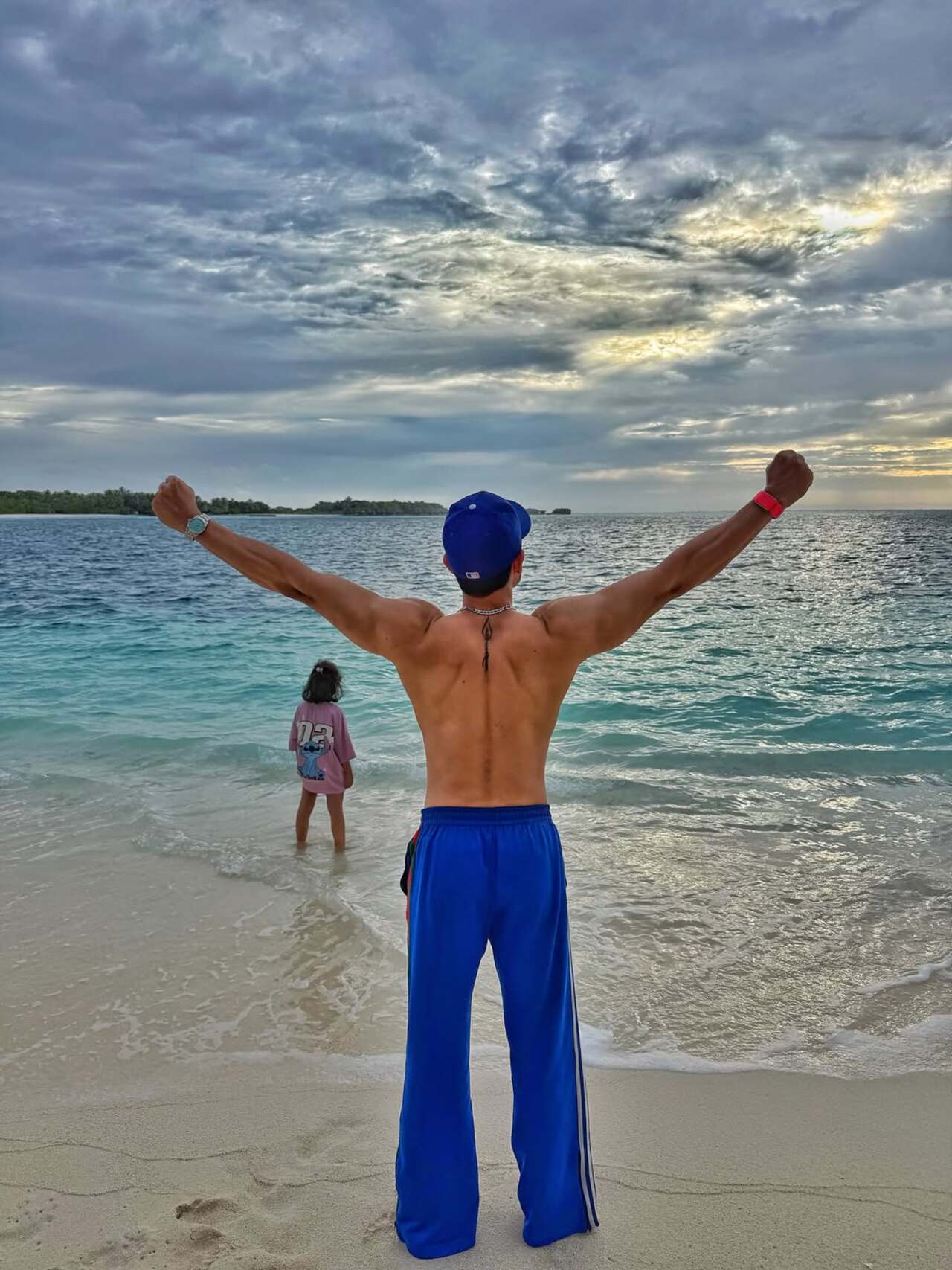 Kunal Kemmu enjoys the beach with his daughter. The family of three seemed to have found a private island for themselves for some peaceful time Kunal Kemmu enjoys the beach with his daughter. The family of three seemed to have found a private island for themselves for some peaceful time