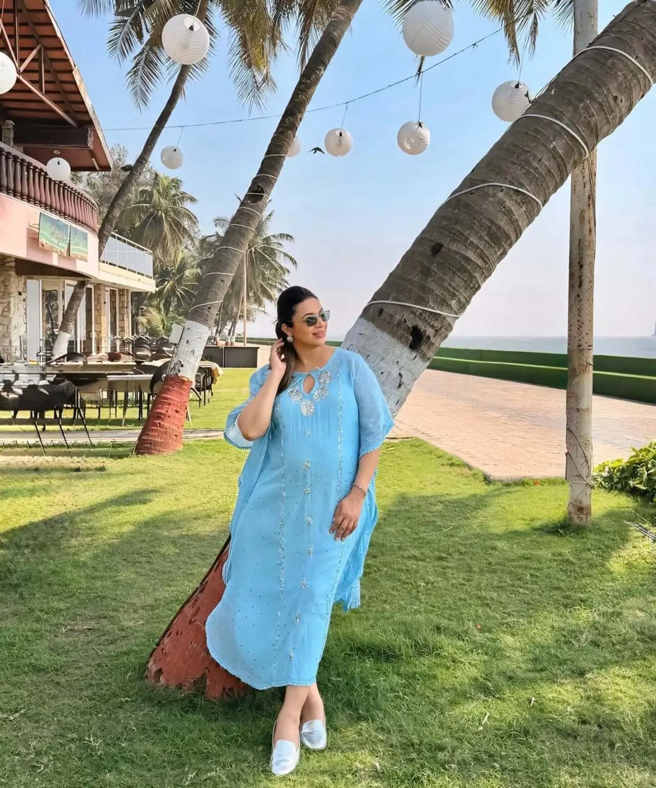 Divyanka flaunted her baby bump for the first time since announcing her pregnancy. Dressed in a breezy blue outfit, the diva looked radiant.