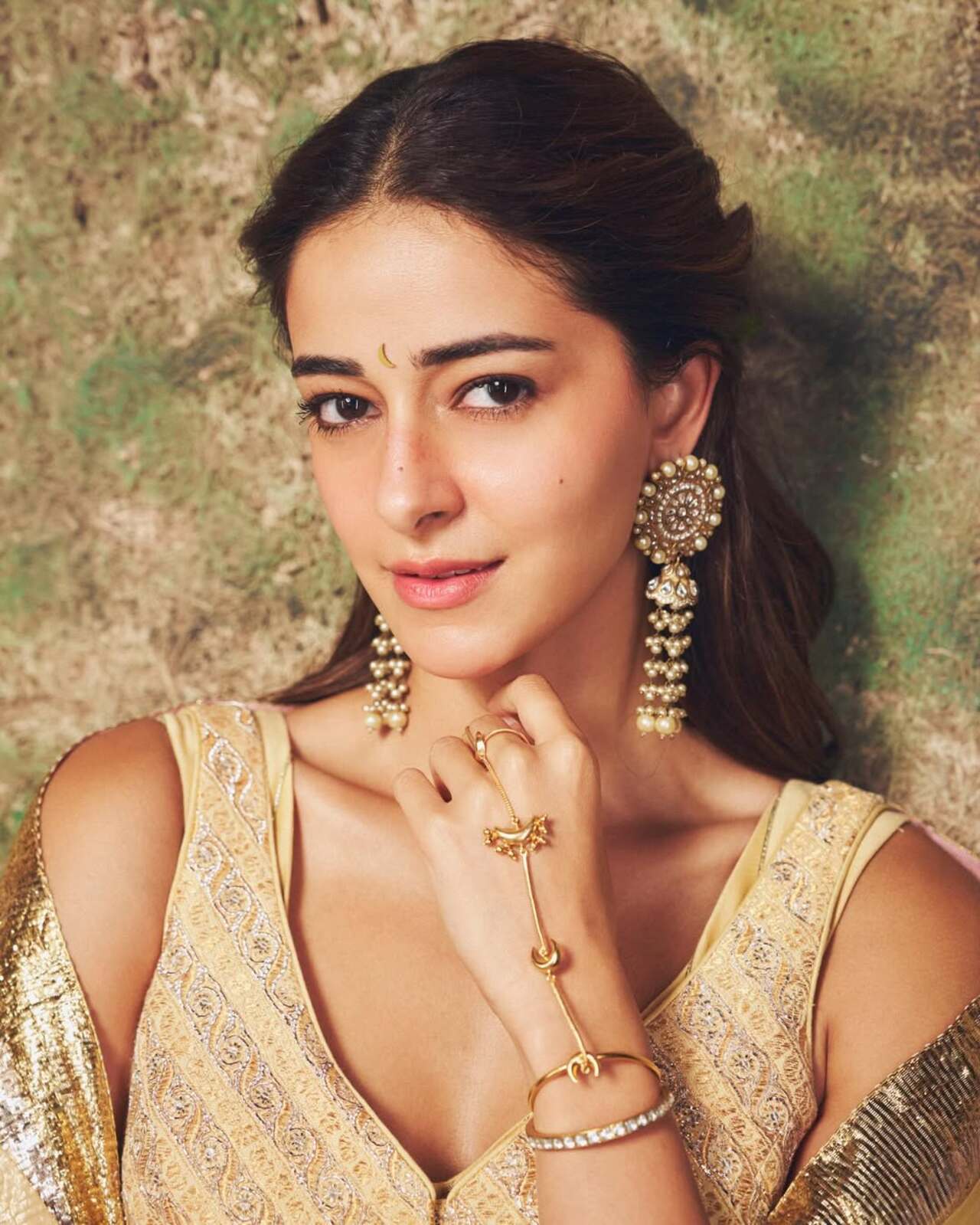 She cleverly wove the theme with a chand bindi placed perfectly on her forehead. She cleverly wove the theme with a chand bindi placed perfectly on her forehead.