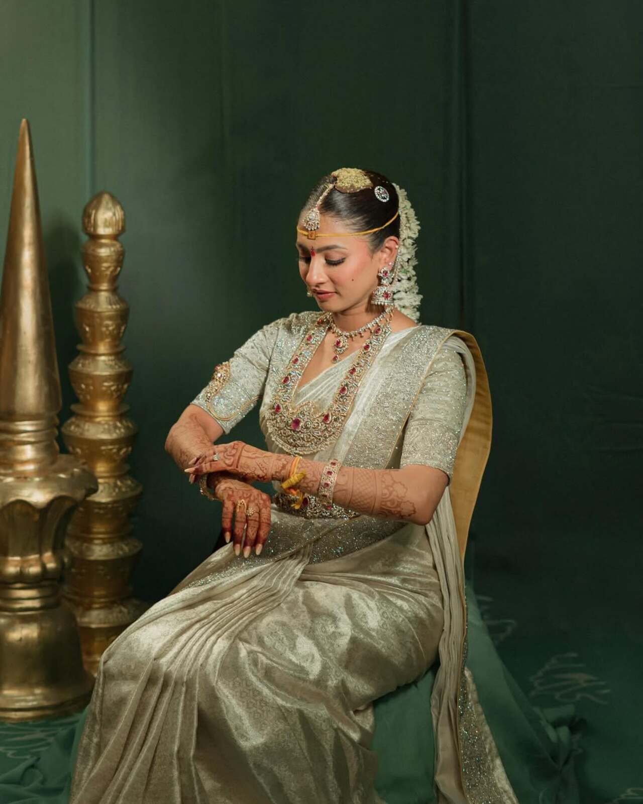 Kavya, on the other hand, looked stunning in a matching-toned saree, adorned with a mathapatti and traditional jewellery that perfectly complemented the occasion.