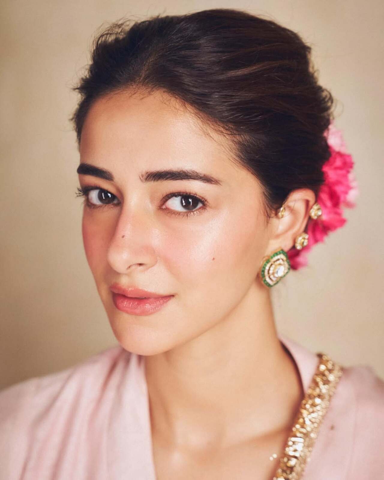 Keeping the method-dressing streak alive, she subtly incorporated stunning gold-embroidered moon (chand) motifs detailed along the edges of her outfit. Keeping the method-dressing streak alive, she subtly incorporated stunning gold-embroidered moon (chand) motifs detailed along the edges of her outfit.