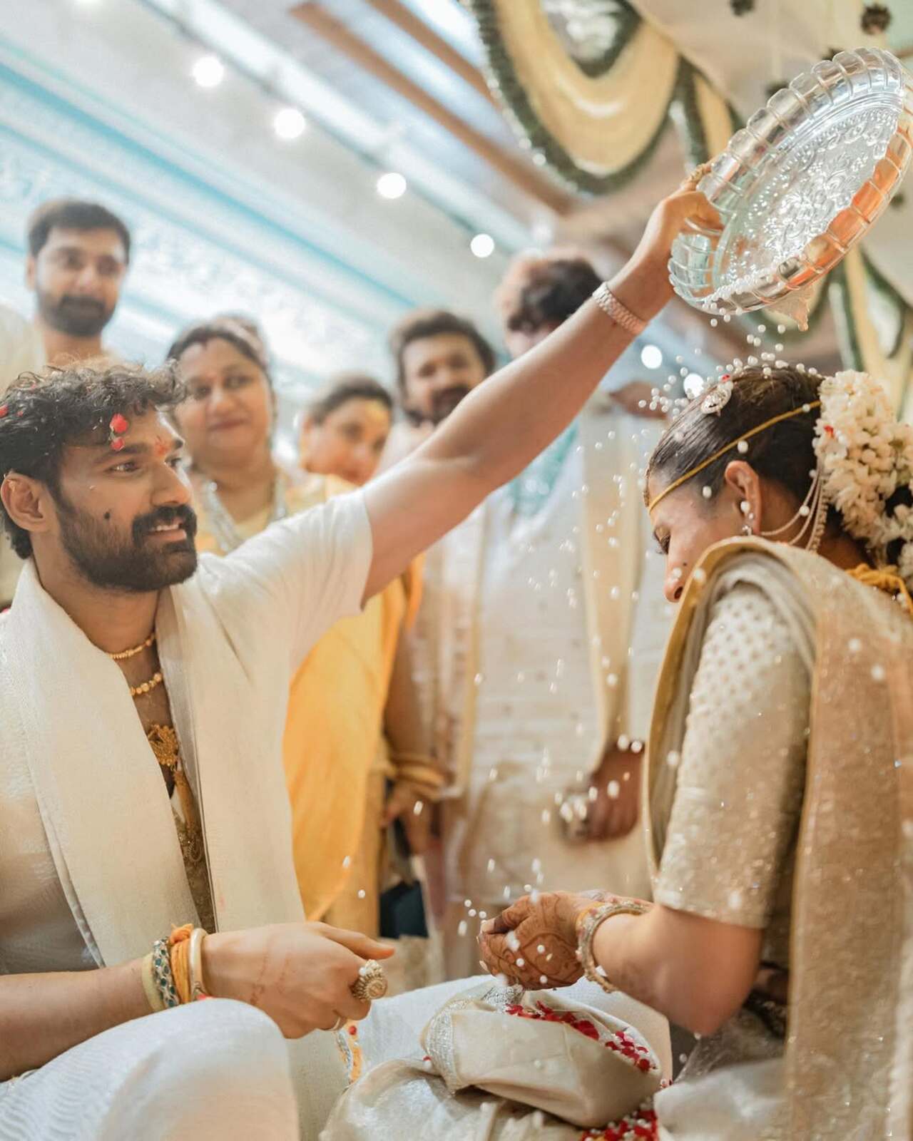 The entire celebration carried a calm yet celebratory tone, where age-old customs were followed with sincerity, blending seamlessly with a refined modern sensibility.
