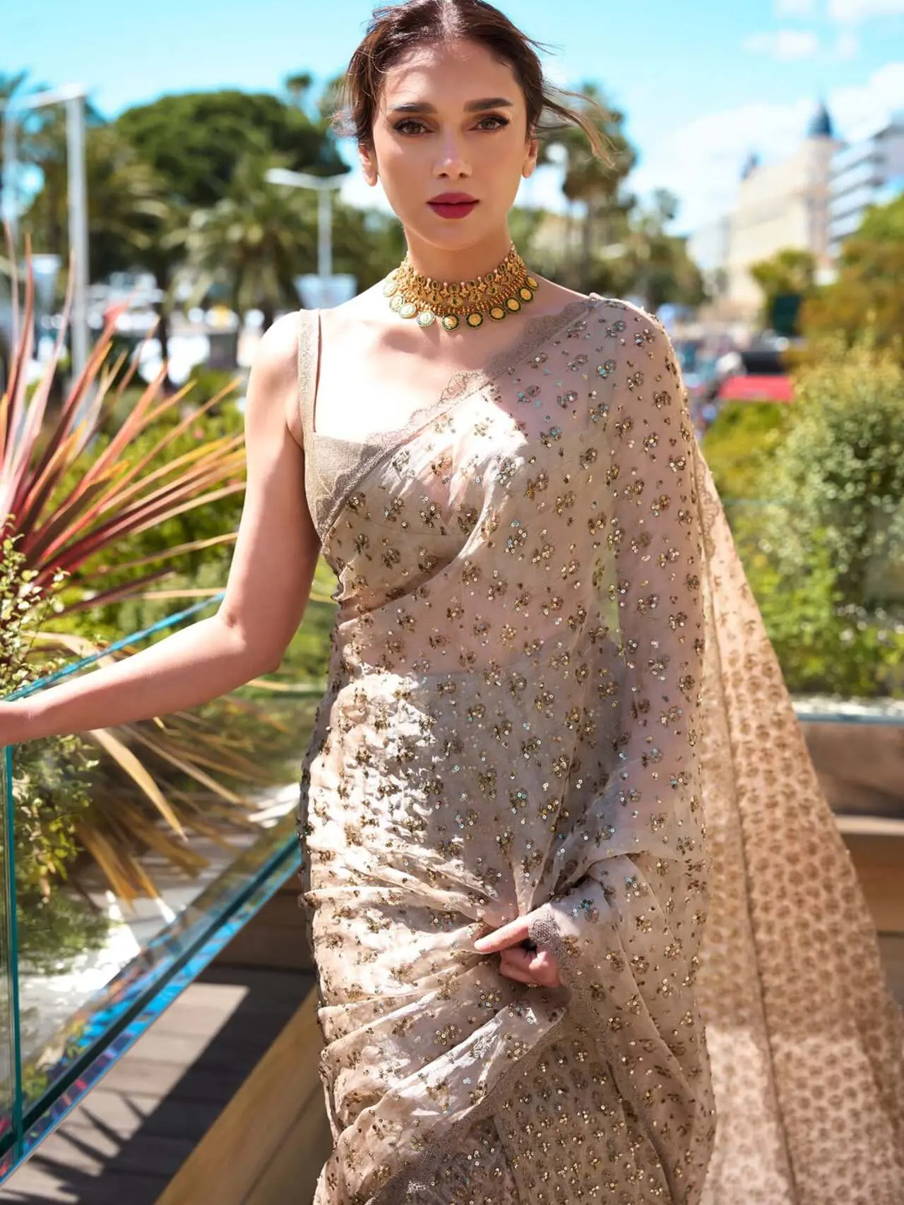 Designed by Jade by Monica and Karishma, the ivory-and-gold saree featured intricate Mughal-inspired details. Designed by Jade by Monica and Karishma, the ivory-and-gold saree featured intricate Mughal-inspired details.