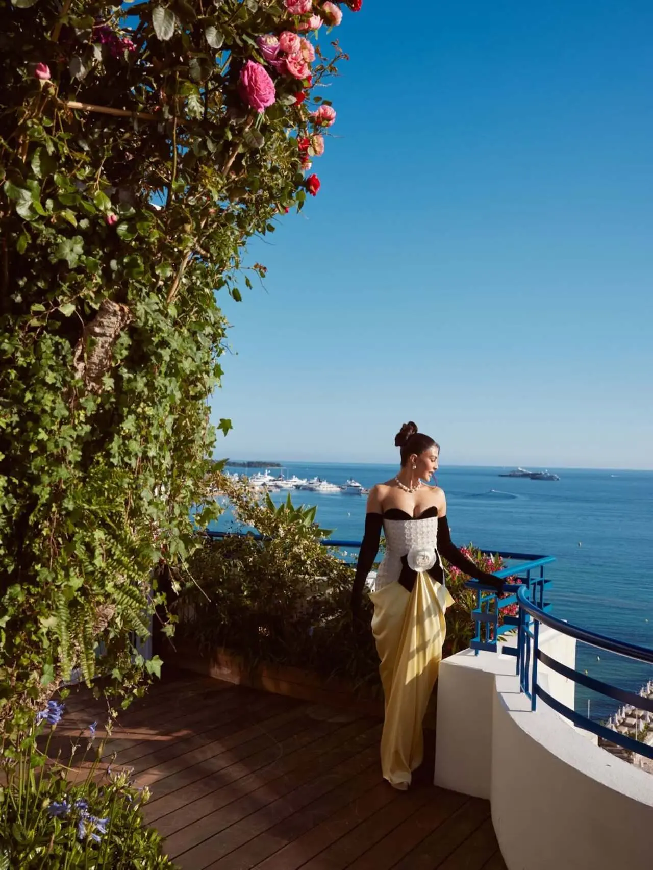 She looked stunning in a strapless ivory and pale yellow gown featuring a fitted textured bodice and a dramatic draped skirt with floral motif.