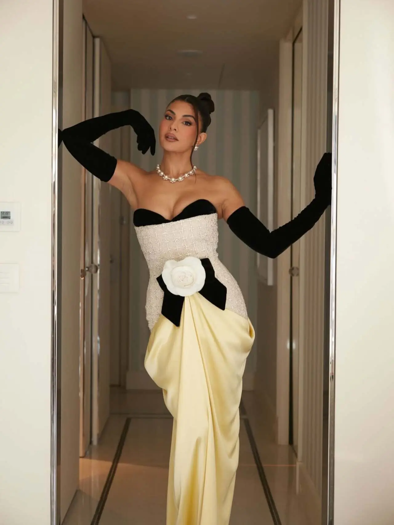 Dressed in a breathtaking Richard Quinn SS &rsquo;26 ensemble, Jacqueliene embraced old Hollywood glamour with a modern couture twist.