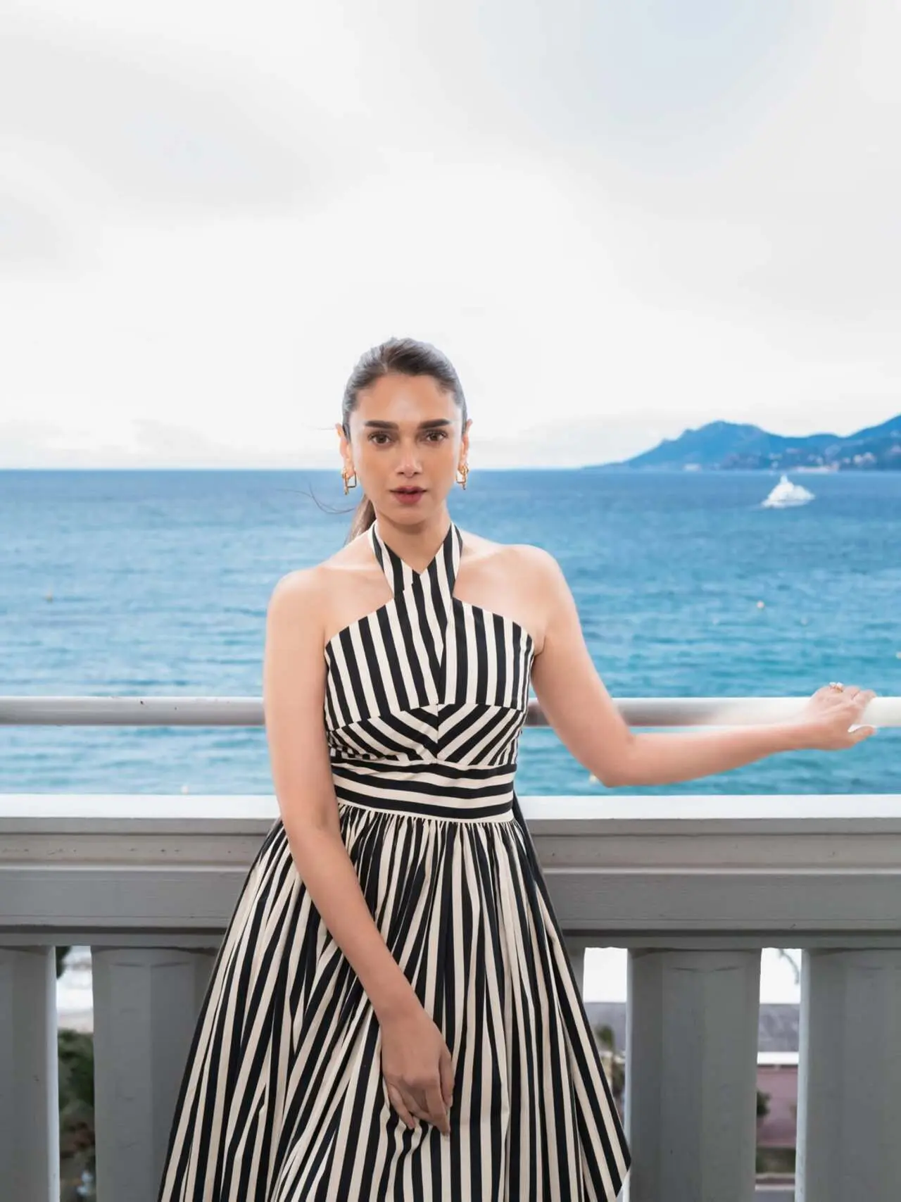 Ahead of her red carpet appearance, Hydari’s first promotional look featured a casual yet chic black-and-white striped Lula dress from The IQ Collection. Ahead of her red carpet appearance, Hydari’s first promotional look featured a casual yet chic black-and-white striped Lula dress from The IQ Collection.