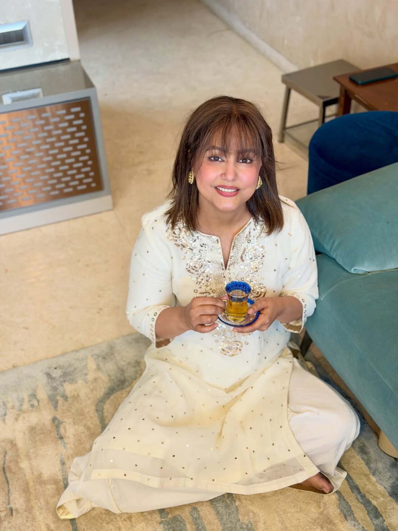 Hina flashes her brightest smile as she poses with a cup of tea in her hand. Hina flashes her brightest smile as she poses with a cup of tea in her hand.