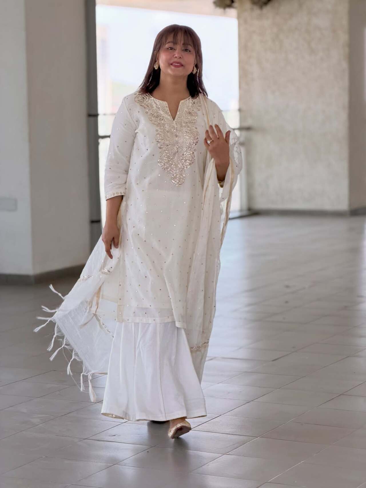 Hina Khan looked graceful in a stunning white ethnic ensemble for her Eid celebrations. She wore an intricately embroidered kurta paired with a matching sharara and a delicate dupatta. Hina Khan looked graceful in a stunning white ethnic ensemble for her Eid celebrations. She wore an intricately embroidered kurta paired with a matching sharara and a delicate dupatta.